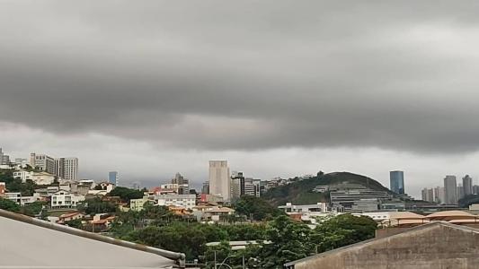 Minas Gerais terá dia com céu parcialmente nublado e pancadas de chuva