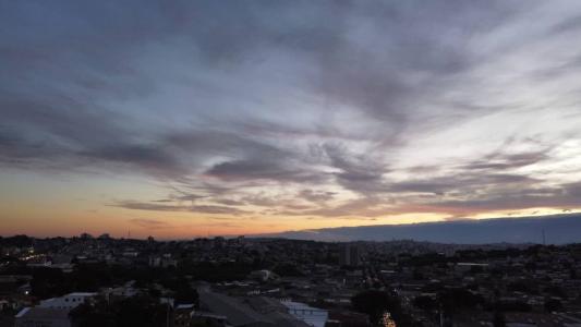 Minas Gerais terá segunda-feira de céu parcialmente nublado e sem chuva