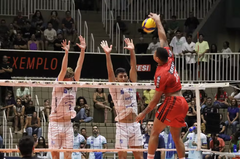 Minas luta muito, mas perde para o Sesi-Bauru na Superliga Masculina de Vôlei