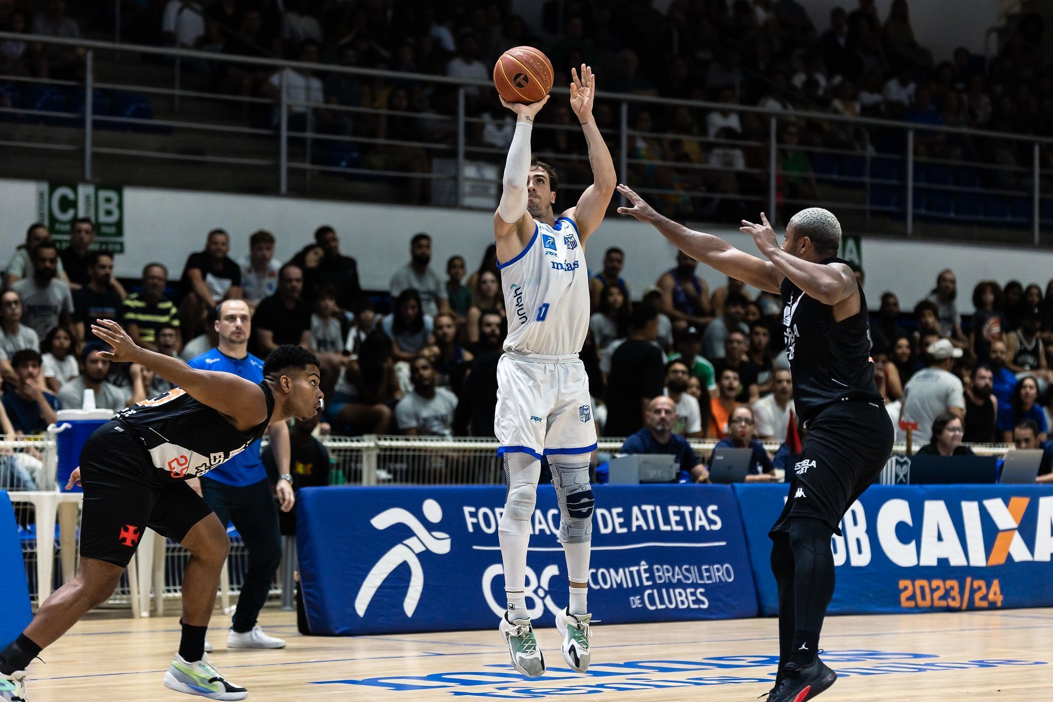 Minas bate Vasco com facilidade e mantém liderança do NBB