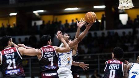 Scott Machado em ação pelo KTO Minas contra o Sesi Franca na temporada 2024/2025