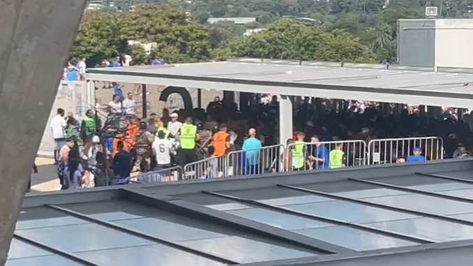 Torcida do Cruzeiro e PM entram em choque em acesso ao Mineirão