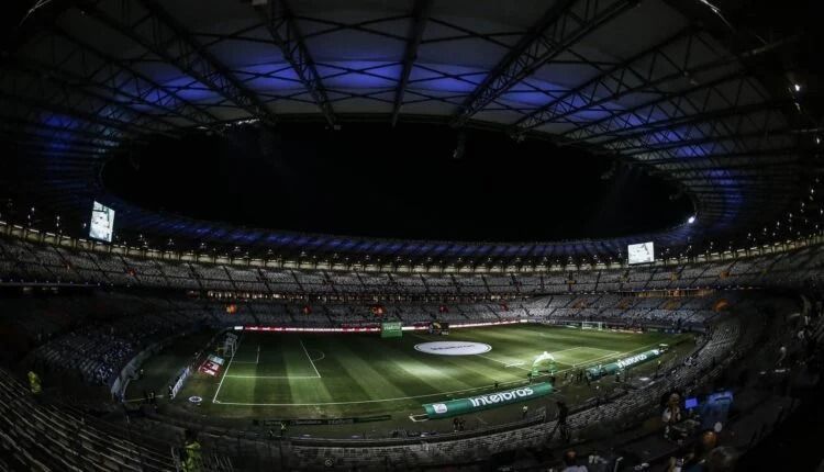 Torcida do Cruzeiro prepara mosaico no Mineirão para clássico com Atlético
