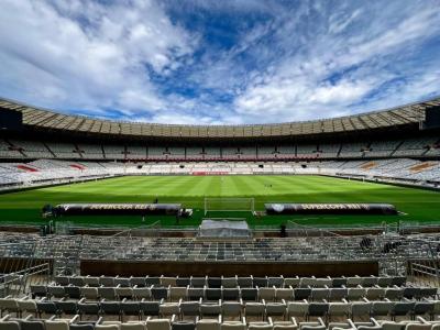 Dia desses fui comprar ingresso para o show do Elton John. Vai ser o primeiro no Mineirão reformado e a experiência foi sofrida. Com aquele mundo de dependências, instalaram o quiosque em área desértica, no meio do nada.