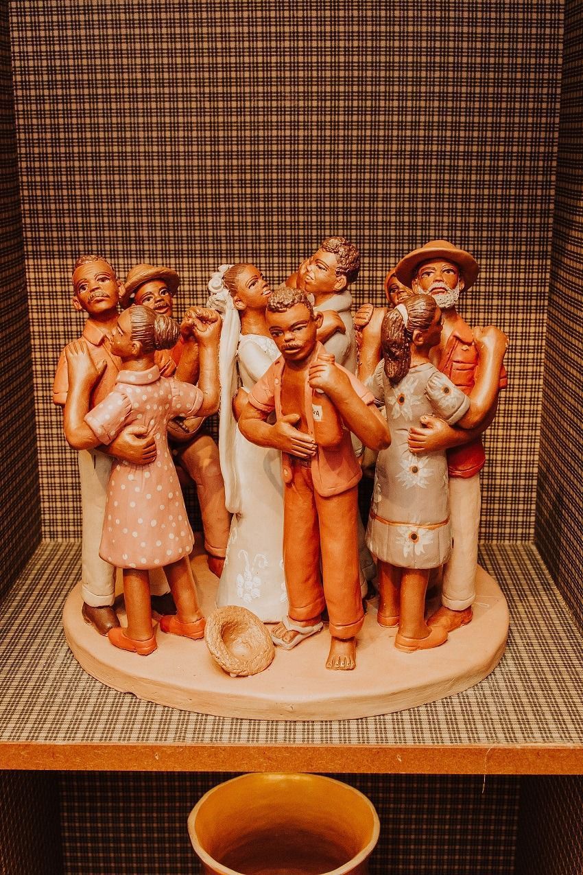 Exposição na Rodoviária de BH convida público a mergulhar na cultura de Minas Gerais