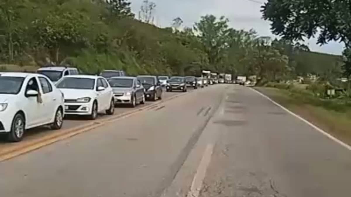 Volta do feriado em Minas tem acidentes e até 12 quilômetros de congestionamento