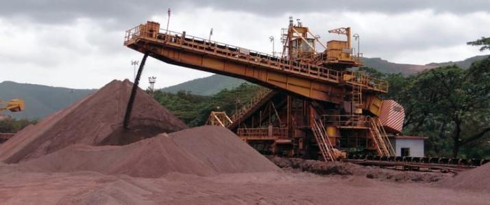 Imagem ampla de uma estrutura em uma área de mineração