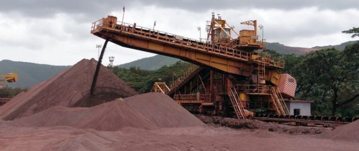 Imagem ampla de uma estrutura em uma área de mineração