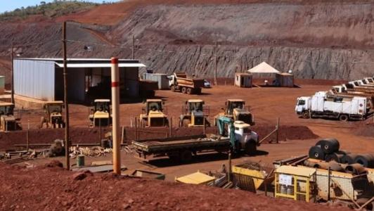 Mineração na Mina Granja Corumi, bairro Taquaril, Serra do Curral, Belo Horizonte