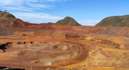 Foto mostra área de mineração na Serra do Curral