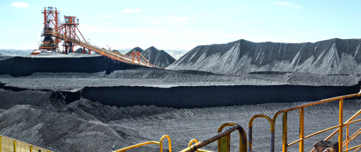 Imagem ampla de uma área sendo minerada