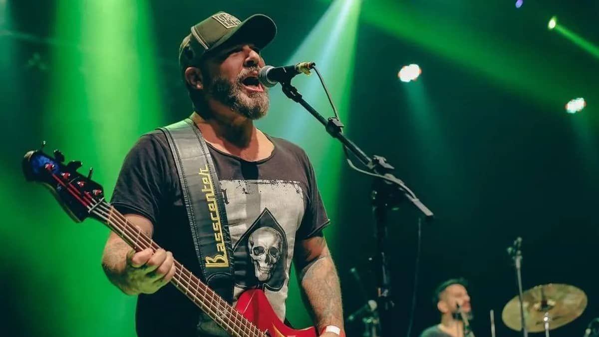 Mingau, baixista da banda Ultraje a Rigor, abre os olhos pela primeira vez após ser baleado na cabeça