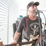 Mingau tem os sedativos reduzidos, mas músico segue em estado greve 