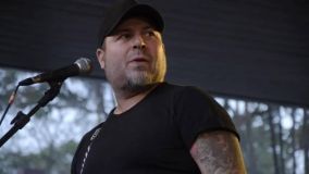 Mingau tocou com Ratos de Porão, Inocentes, Dinho Ouro Preto e Ultraje a Rigor ao longo da carreira