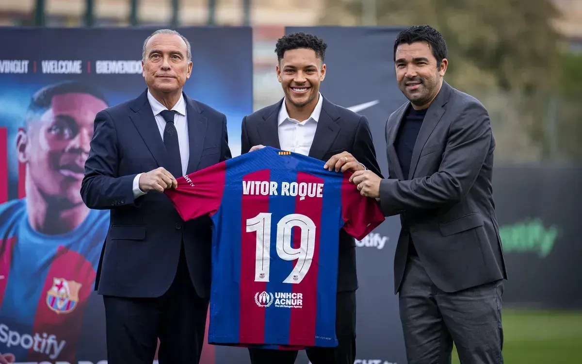 Um dia após estreia, Vitor Roque é apresentado pelo Barcelona