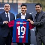 Um dia após estreia, Vitor Roque é apresentado pelo Barcelona