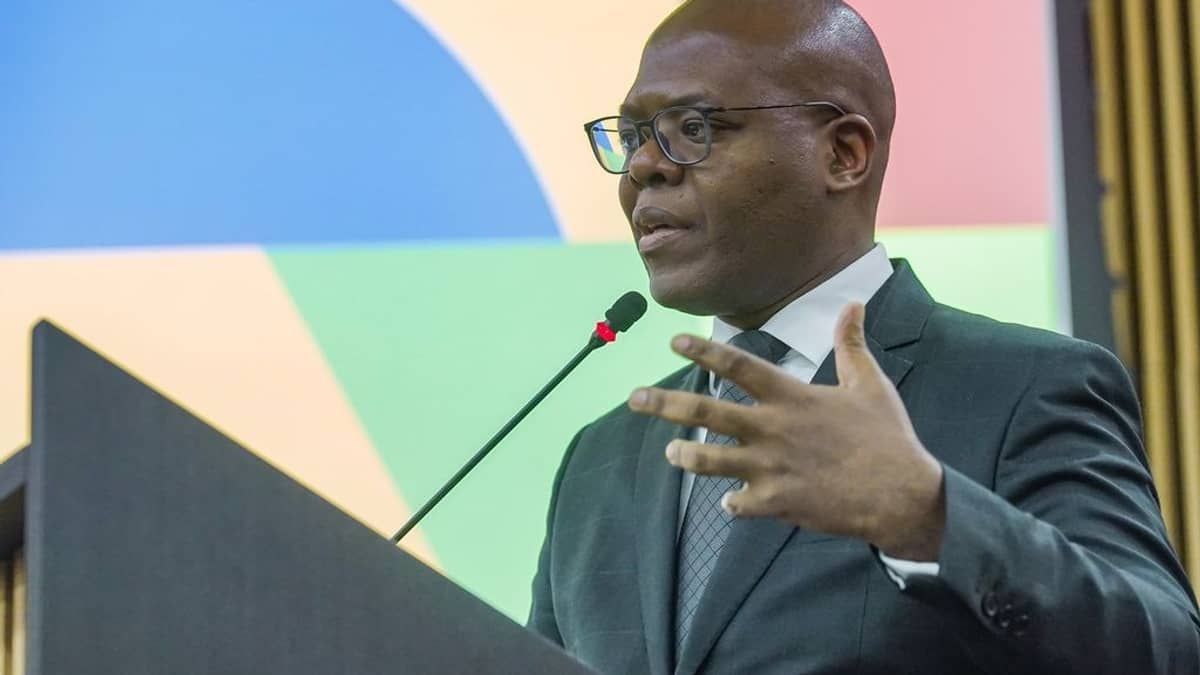 Movimentos da causa negra defendem permanência de Silvio Almeida nos Direitos Humanos