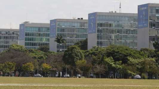 Ministérios não vão 'emendar' feriado nesta semana