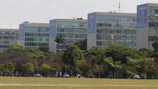 Ministérios não vão 'emendar' feriado nesta semana