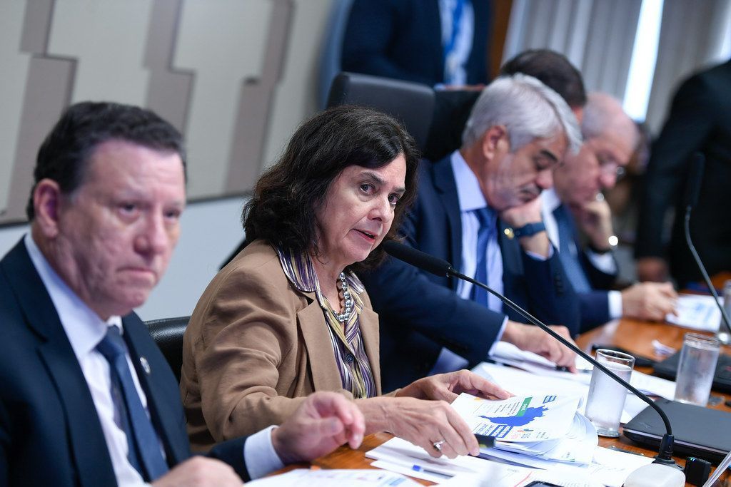 Ministra da Saúde responde sobre liberação de R$ 55 milhões para cidade onde filho é secretário