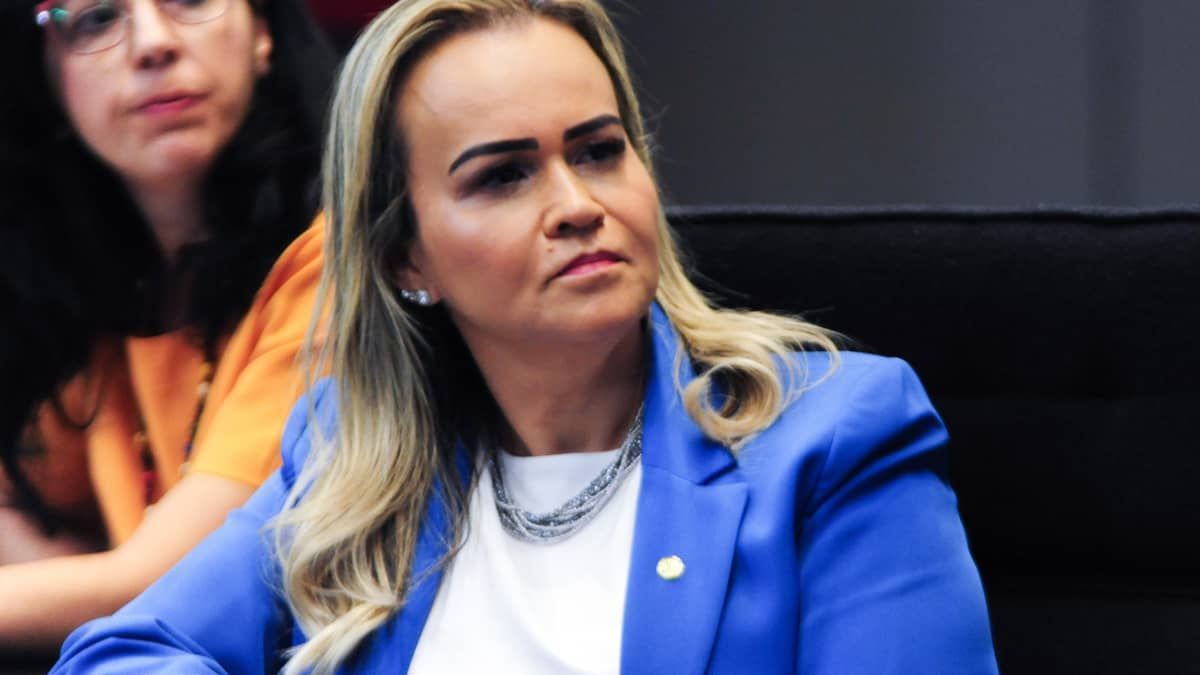 Daniela Carneiro diz que está 'tudo sob controle', mas não garante que fica no ministério do Turismo
