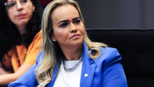 Ministra do Turismo, Daniela Carneiro, usou as redes para comentar ataques de adversários