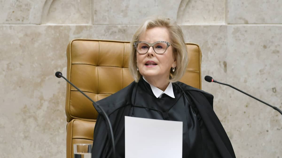 Em reabertura dos trabalhos no STF, Rosa Weber diz que 'democracia permanece inabalável' 