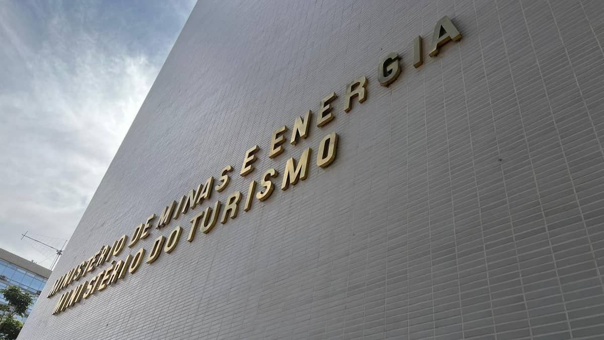Energia é restabelecida seis horas após apagão nas cinco regiões do país, afirma ministério