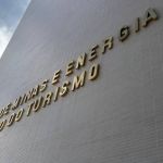 Energia é restabelecida seis horas após apagão nas cinco regiões do país, afirma ministério