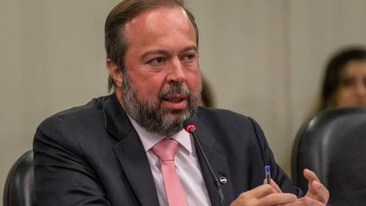 Ministro Alexandre Silveira, de Minas e Energia, anunciou que vai antecipar seu retorno para o Brasil após apagão nacional