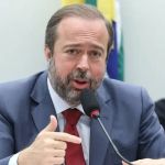 Silveira cobra da Petrobras redução nos preços dos combustíveis após queda no petróleo