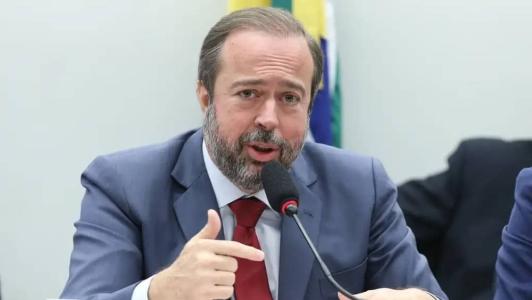 Ministro Alexandre Silveira cobrou, nesta sexta-feira (17), que a Petrobras reduza os preços dos combustíveis
