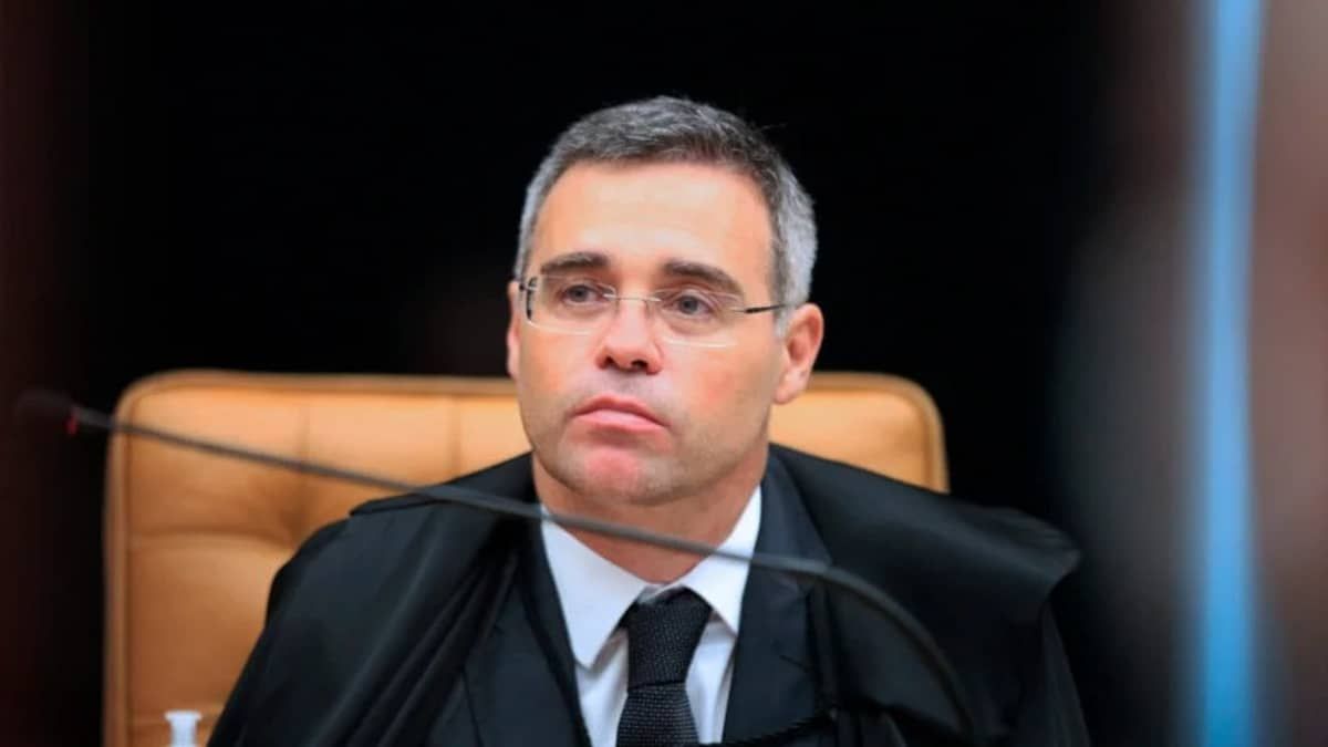 Em meio a discussão com Moraes, Mendonça condena réu por 2 crimes