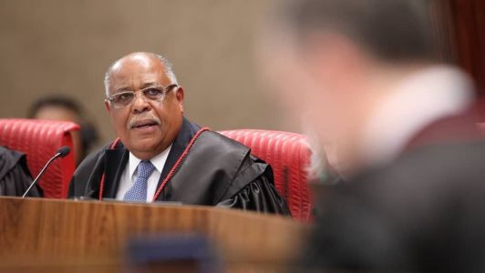 Ministro Benedito Gonçalves votou pela condenação de Jair Bolsonaro à inelegibilidade e ao pagamento de multa de R$ 425 mil