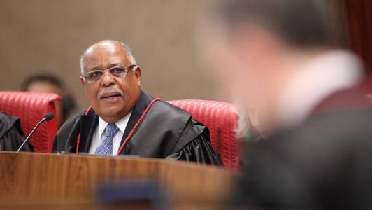 Ministro Benedito Gonçalves votou pela condenação de Jair Bolsonaro à inelegibilidade e ao pagamento de multa de R$ 425 mil