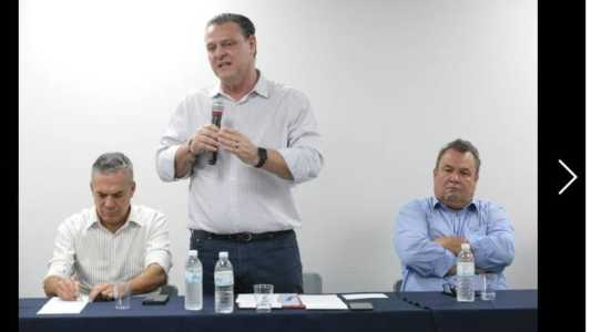 Ministro Carlos Fávaro com representante do Mapa e o secretário da agricultura de Minas, Thales Fernandes