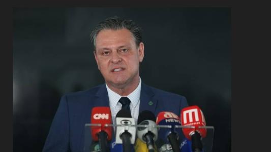 Ministro Carlos Fávaro preferiu cancelar a ida ao evento para evitar o encontro com Bolsonaro