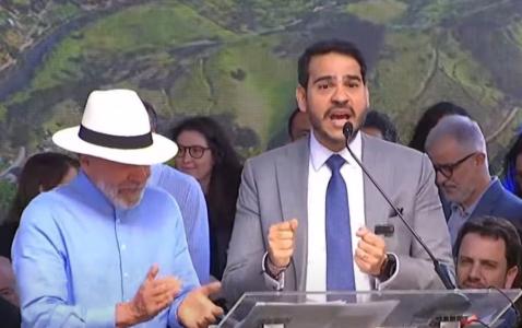 Jorge Messias alfinetou governador Romeu Zema durante discurso em Mariana