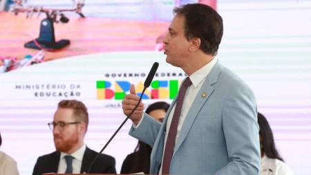 Ministro da Educação não descarta revogação da portaria que instituiu o novo ensino médio no Brasil
