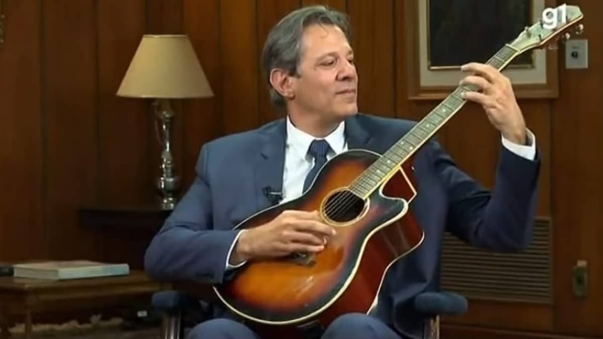 Haddad toca Black Bird em entrevista é chamado de Rodrigo Hilbert do PT
