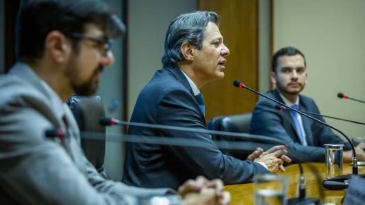 Ministro da Fazenda, Fernando Haddad (PT), tirou dúvidas sobre o Desenrola em coletiva nesta segunda-feira (17)