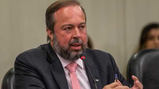 Ministro de Minas e Energia, Alexandre Silveira, afirmou que governo vai mudar política de preços da Petrobras