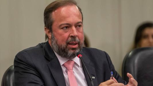 Ministro de Minas e Energia, Alexandre Silveira, afirmou que governo vai mudar política de preços da Petrobras