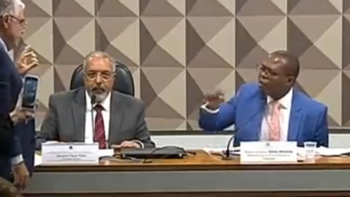 Senador tenta entregar réplica de feto para ministro do governo Lula, que recusa: 'Isso é um escárnio' 