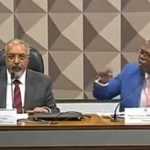 Senador tenta entregar réplica de feto para ministro do governo Lula, que recusa: 'Isso é um escárnio'