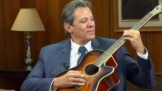 Ministro Fernando Haddad encerrou entrevista tocando violão