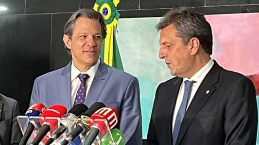 Ministro Fernando Haddad (PT) e o candidato argentino Sergio Massa se reuniram com o presidente Lula (PT) nesta segunda-feira (28)