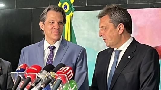 Ministro Fernando Haddad (PT) e o candidato argentino Sergio Massa se reuniram com o presidente Lula (PT) nesta segunda-feira (28)