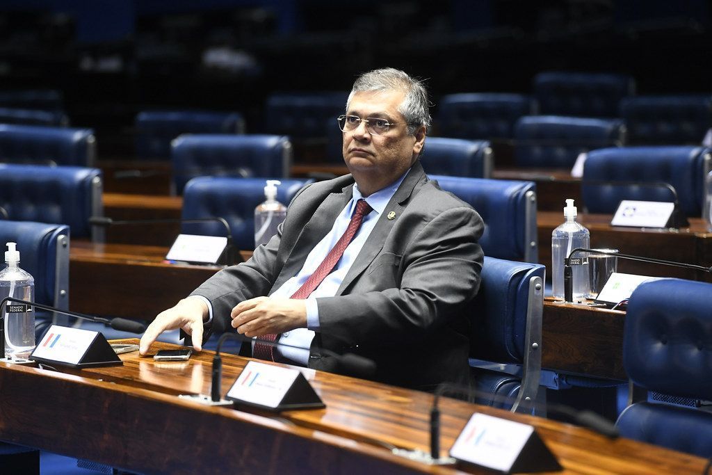 Dino lembra morte do filho de 13 anos ao protocolar projeto de lei no Senado