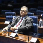 Dino lembra morte do filho de 13 anos ao protocolar projeto de lei no Senado